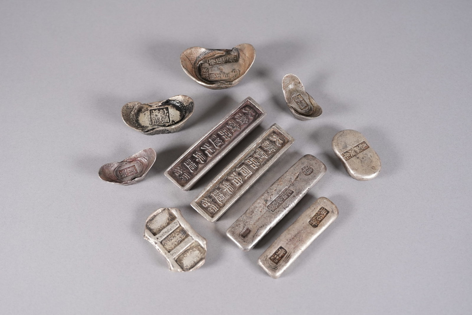 Lots Chinese ingots ungraded: Lots Chinese ingots ungraded. We do not guarantee its material, engraving, carvings, weight and age. All sales are final, no return.