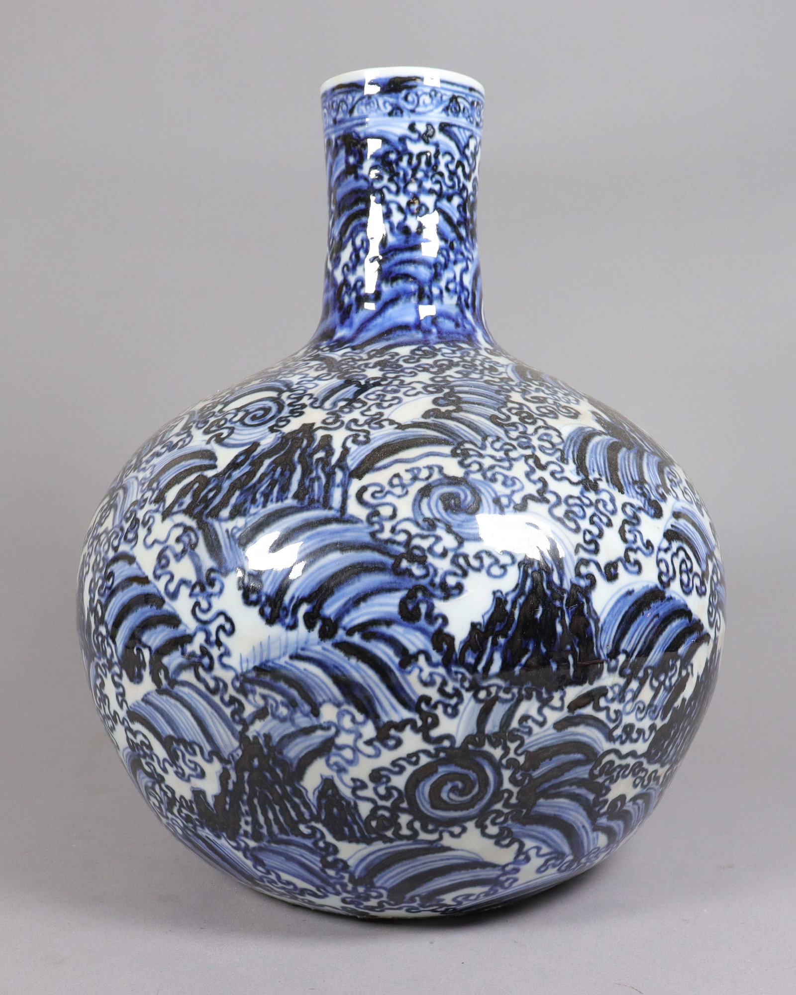 Chinese tall b/w fine vase (1 of 6)