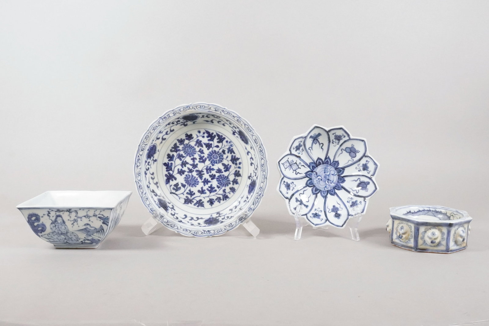 Lots Chinese b/w porcelains (1 of 7)