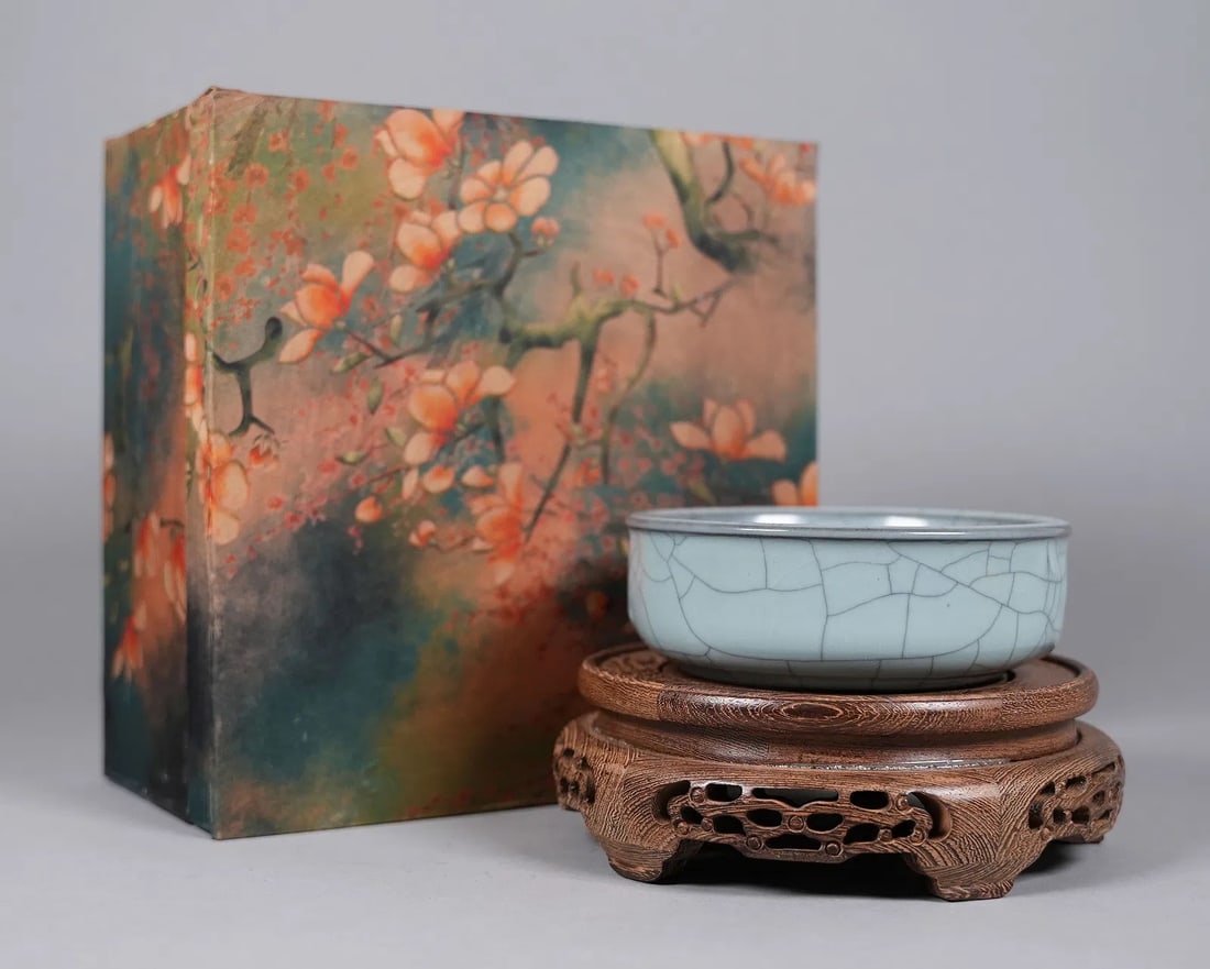 Chinese fine crackled washer with box: Chinese fine crackled washer with heavy box. H: 1.9" x W: 5.5."