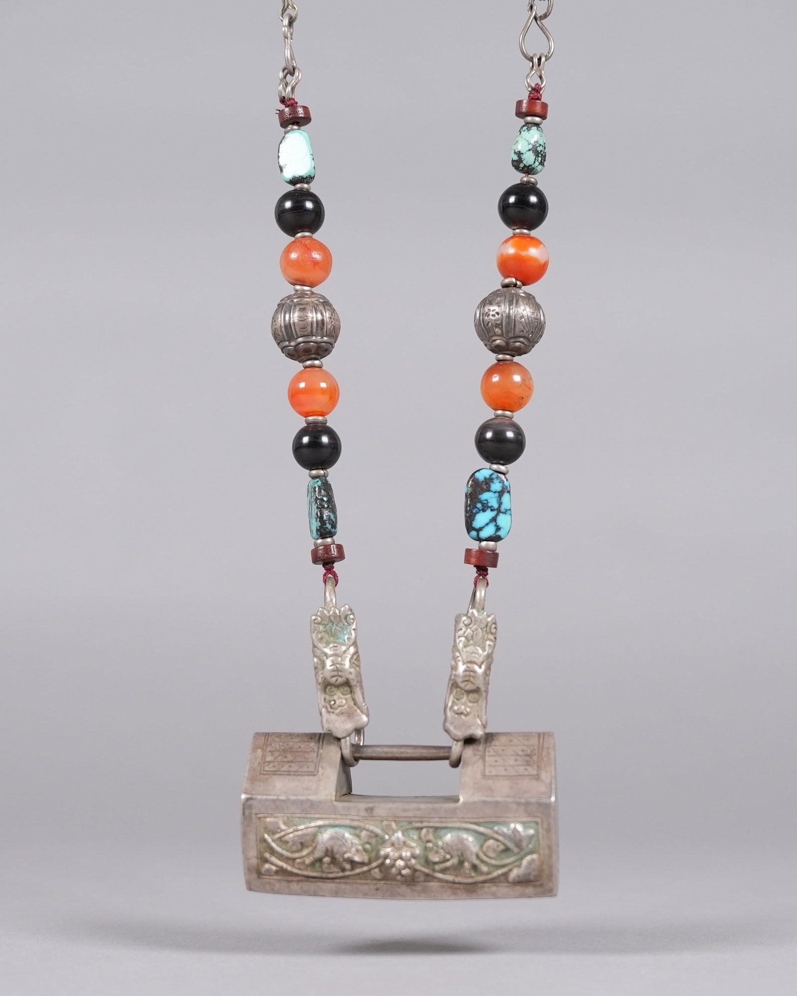 Chinese fine antique necklace: Chinese fine antique necklace.