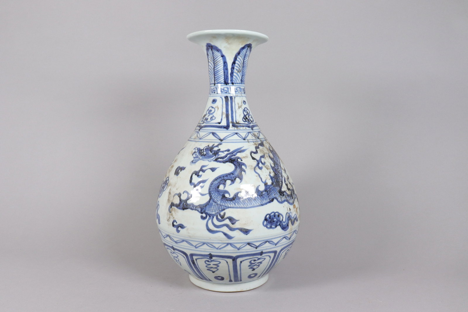 Chinese tall b/w vase (1 of 6)