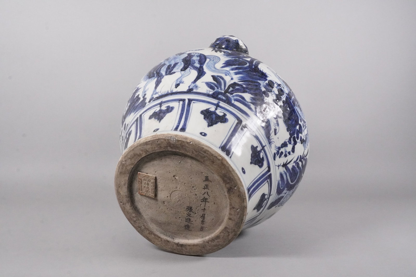 Chinese large b/w handled vase - 4