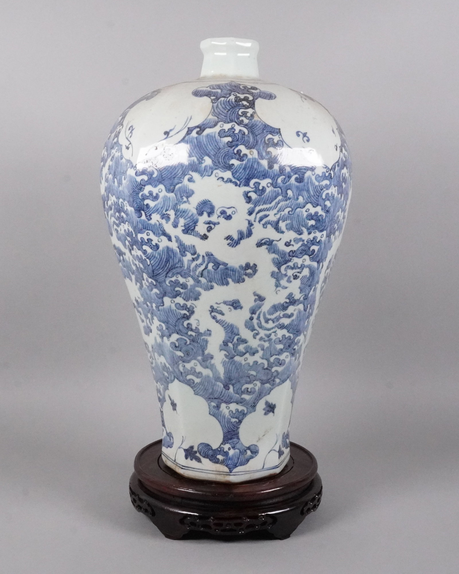 Chinese massive b/w dragon vase (1 of 7)