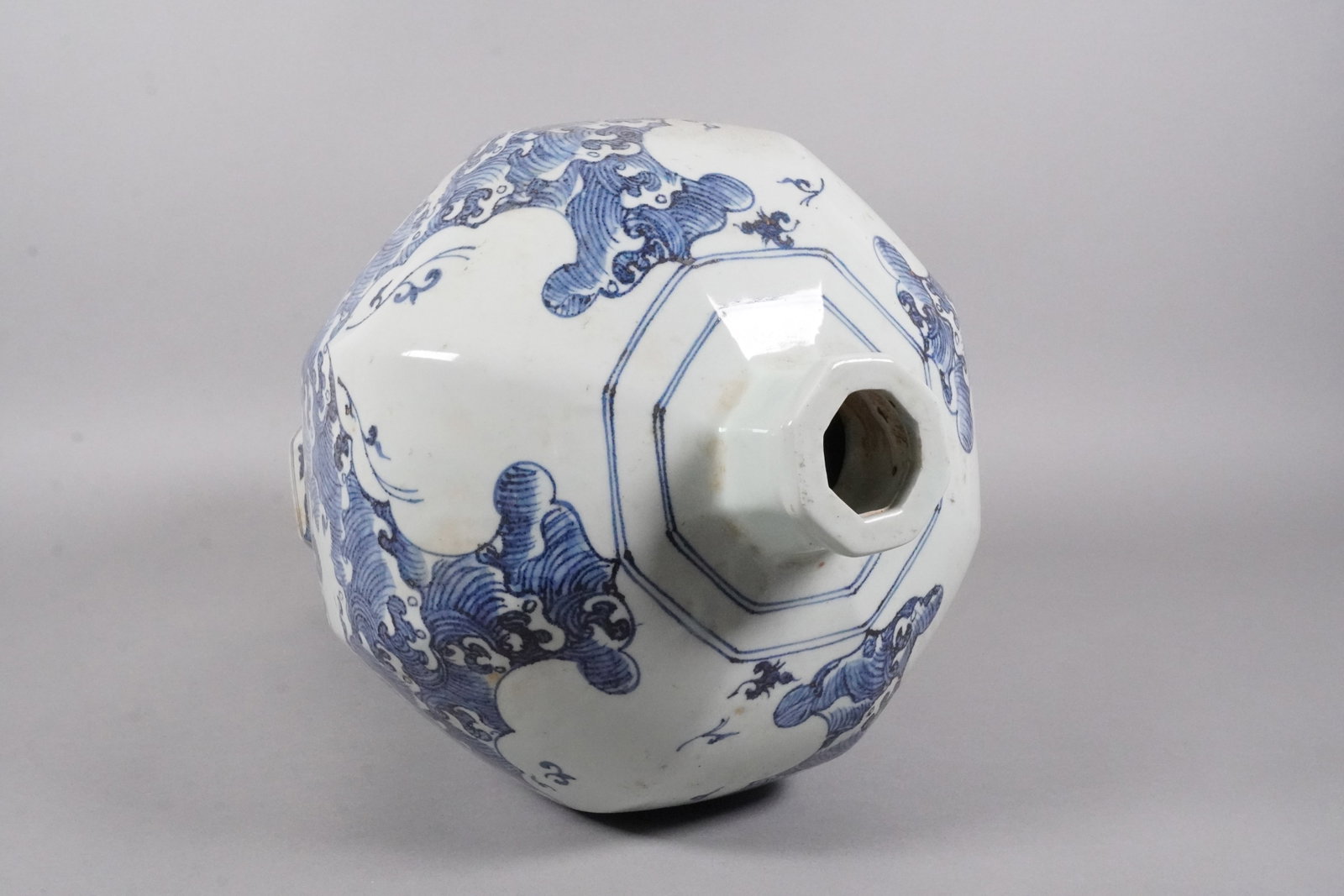 Chinese massive b/w dragon vase - 3