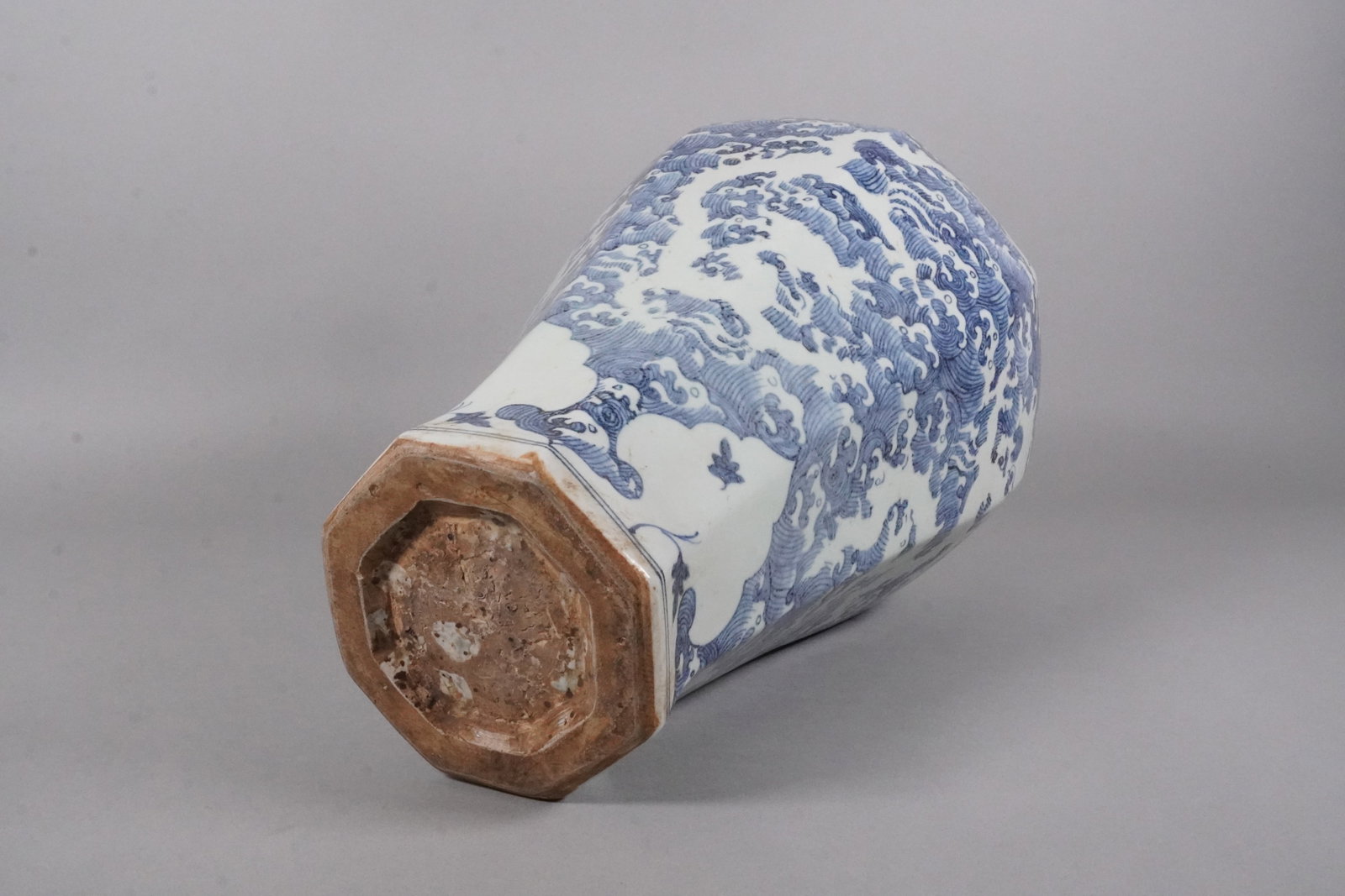 Chinese massive b/w dragon vase - 4