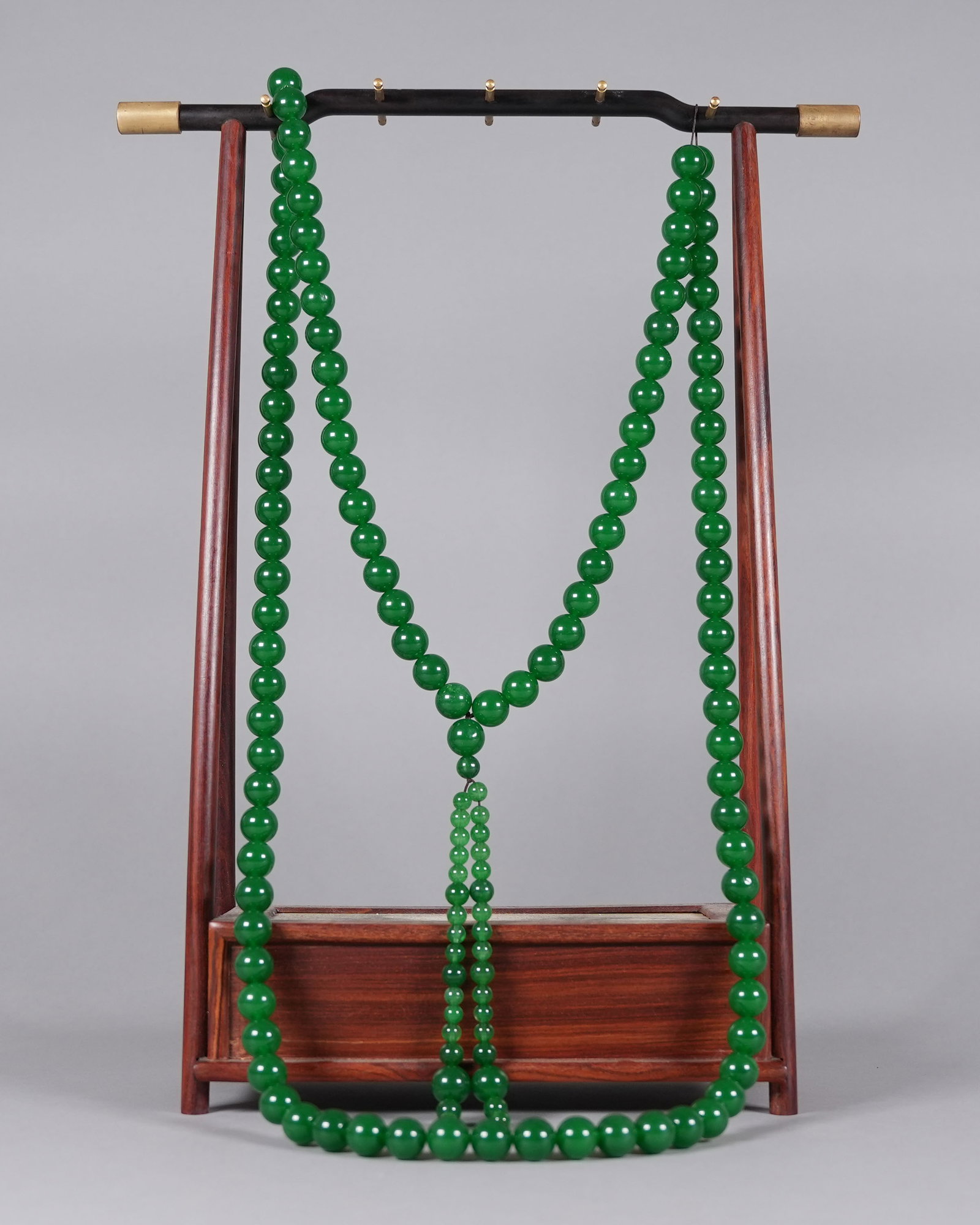 Chinese long apple green necklace: Chinese long apple green necklace.