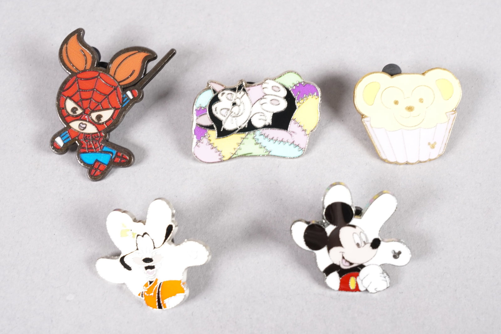 Lots Disney pins - 3