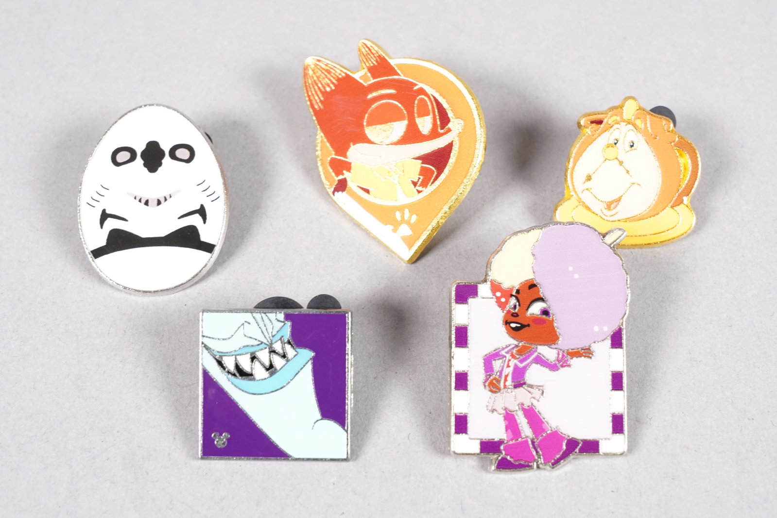 Lots Disney pins - 4