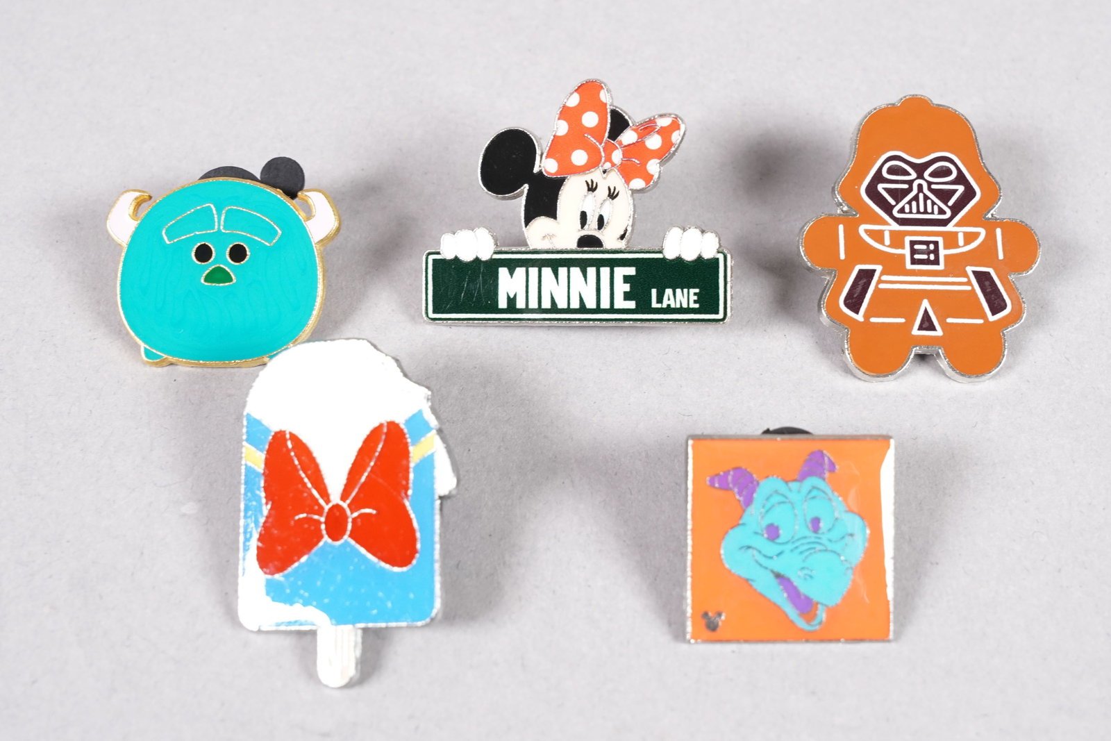 Lots Disney pins - 5