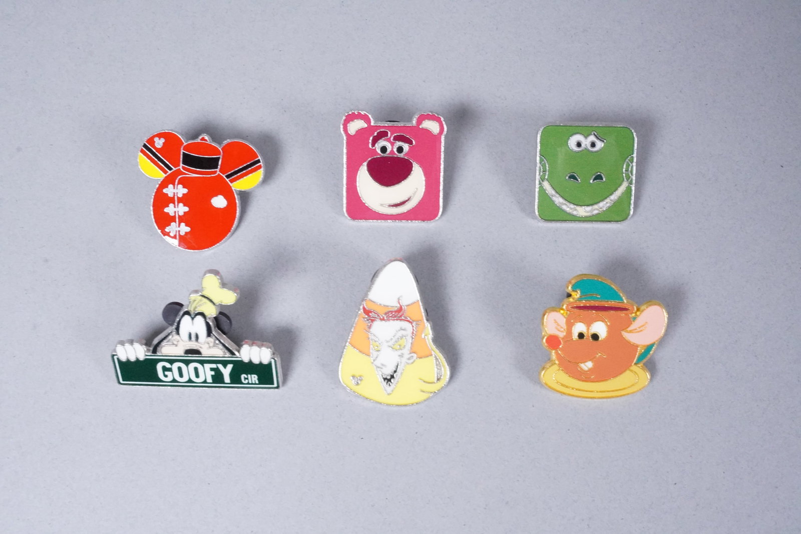 Lots Disney pins - 4