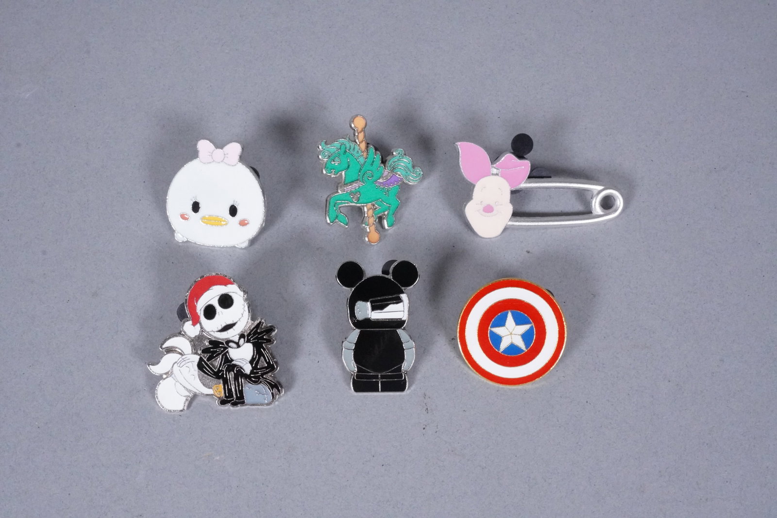 Lots Disney pins - 5