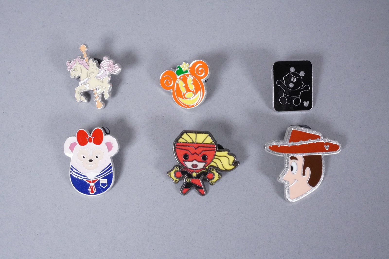 Lots Disney pins - 4