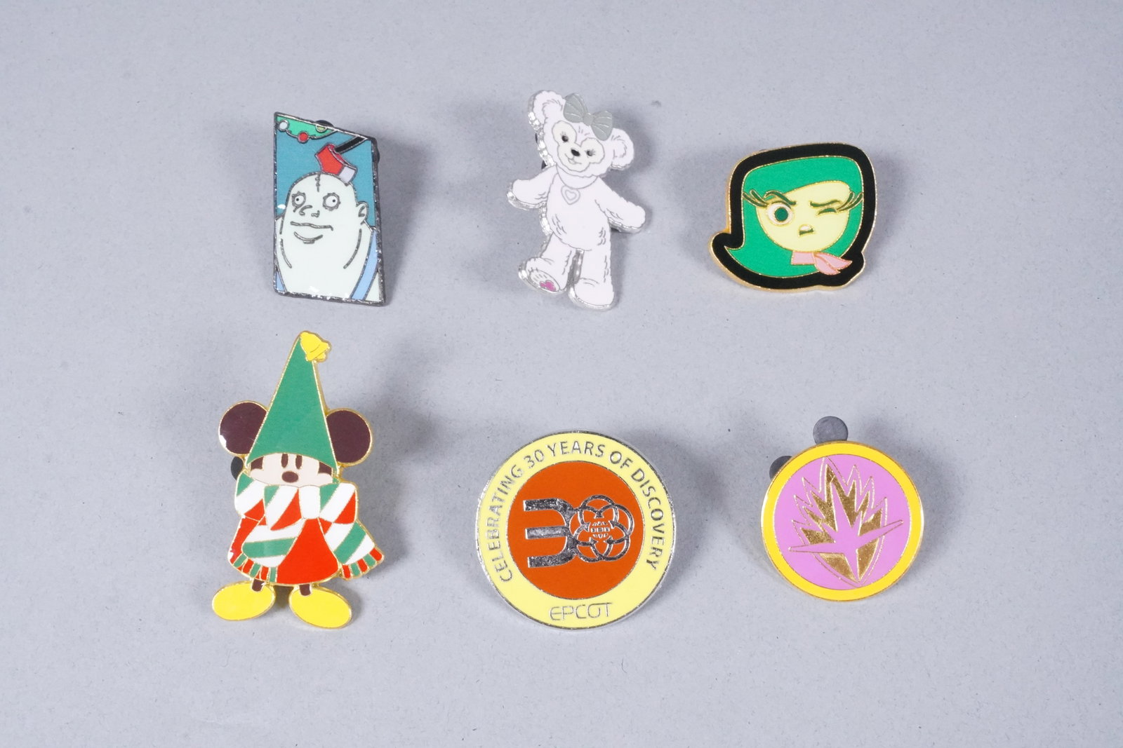 Lots Disney pins - 3