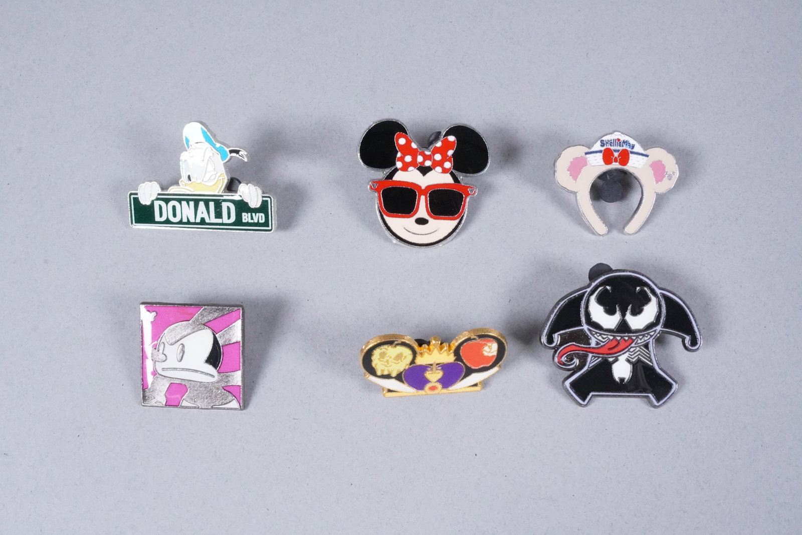 Lots Disney pins - 4