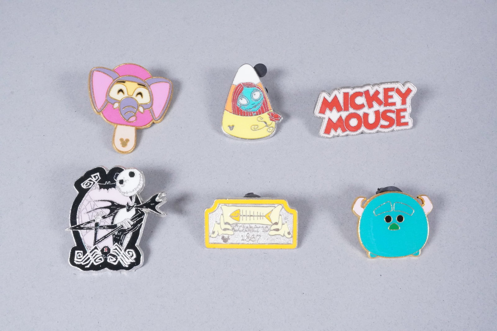 Lots Disney pins - 5