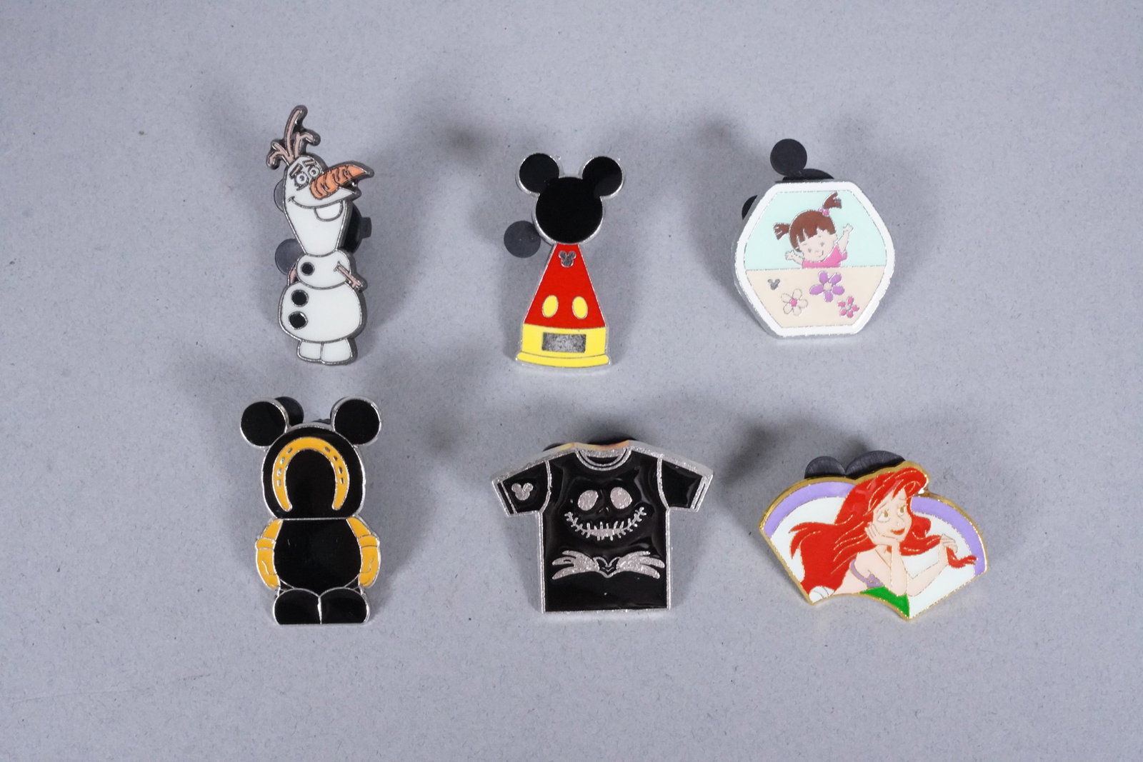 Lots Disney pins - 3