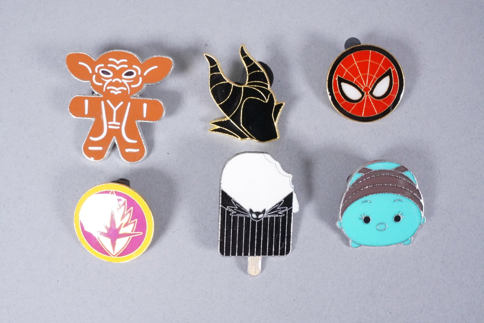 Lots Disney pins - 5