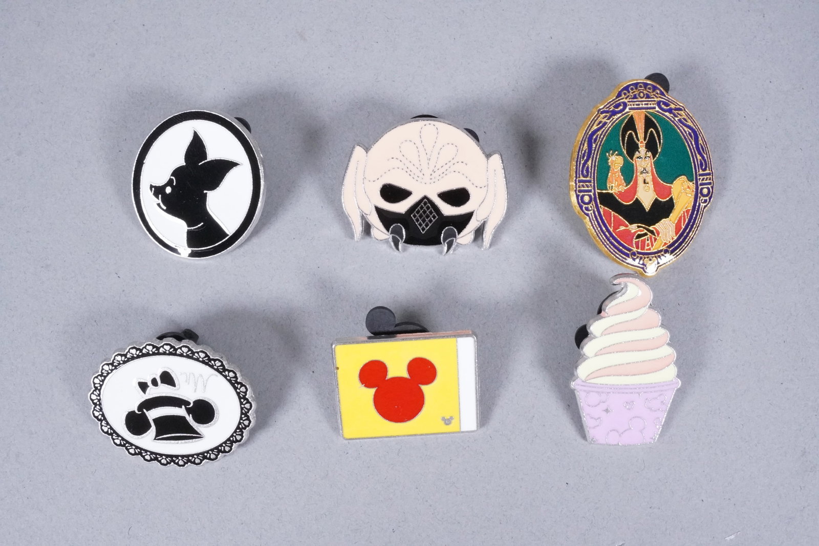 Lots Disney pins - 3