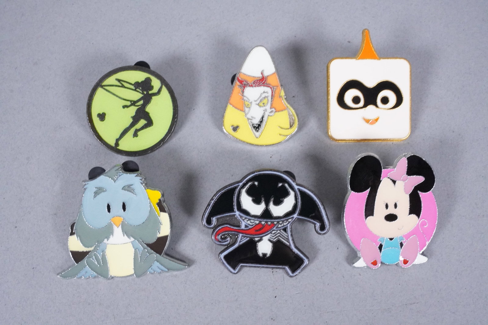 Lots Disney pins - 4
