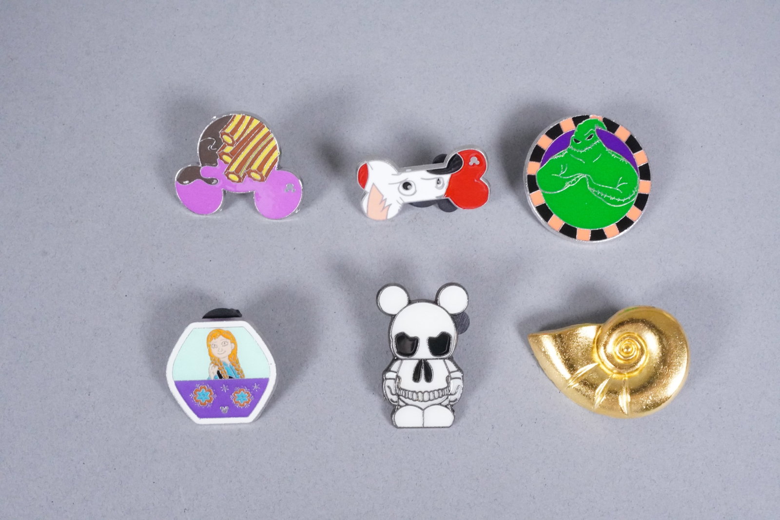 Lots Disney pins - 3