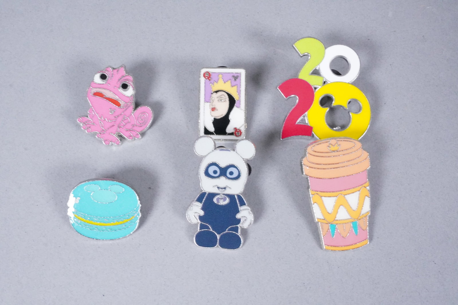 Lots Disney pins - 4