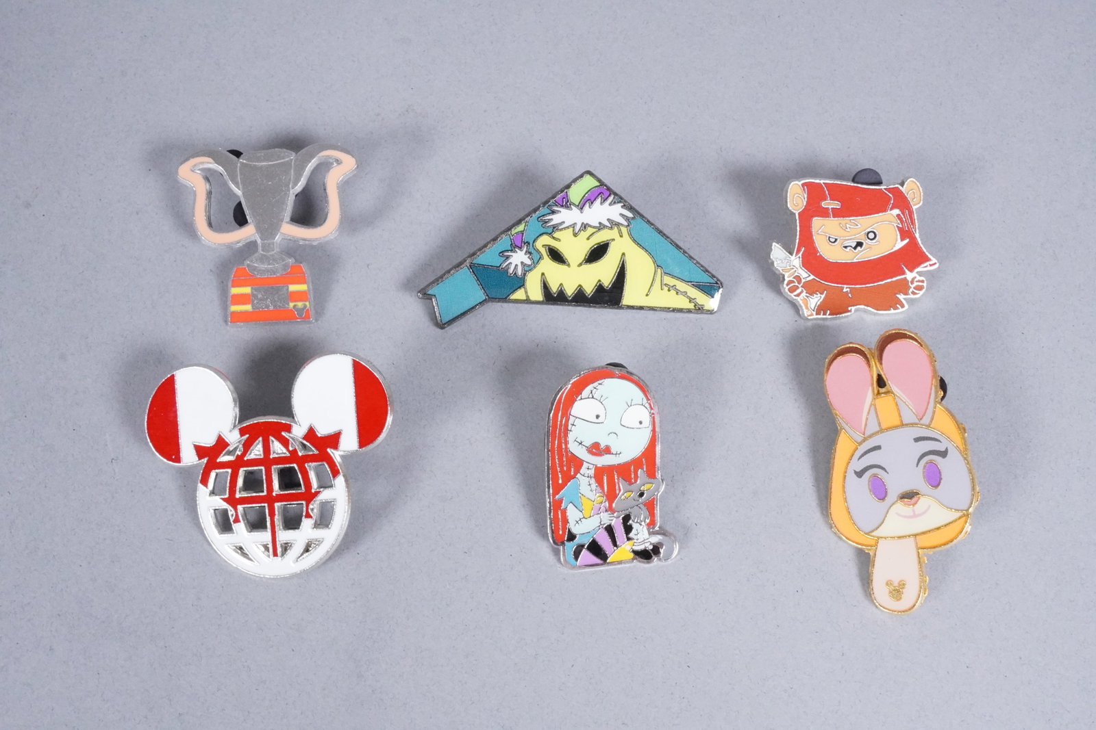 Lots Disney pins - 5