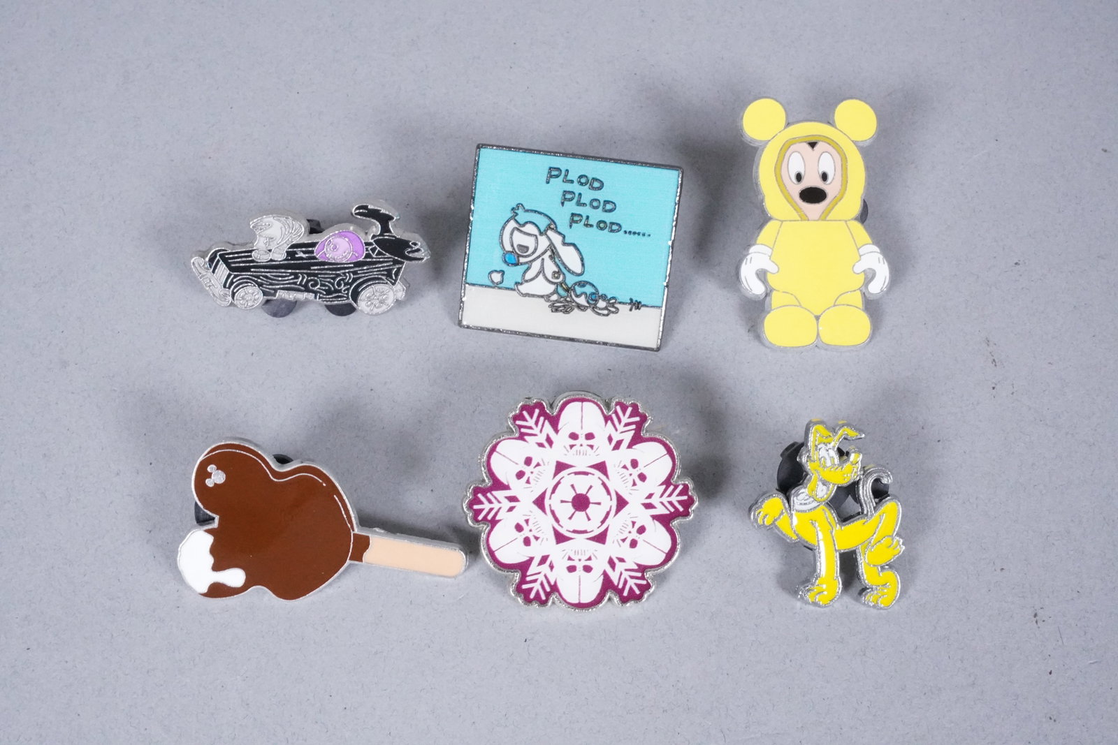 Lots Disney pins - 5