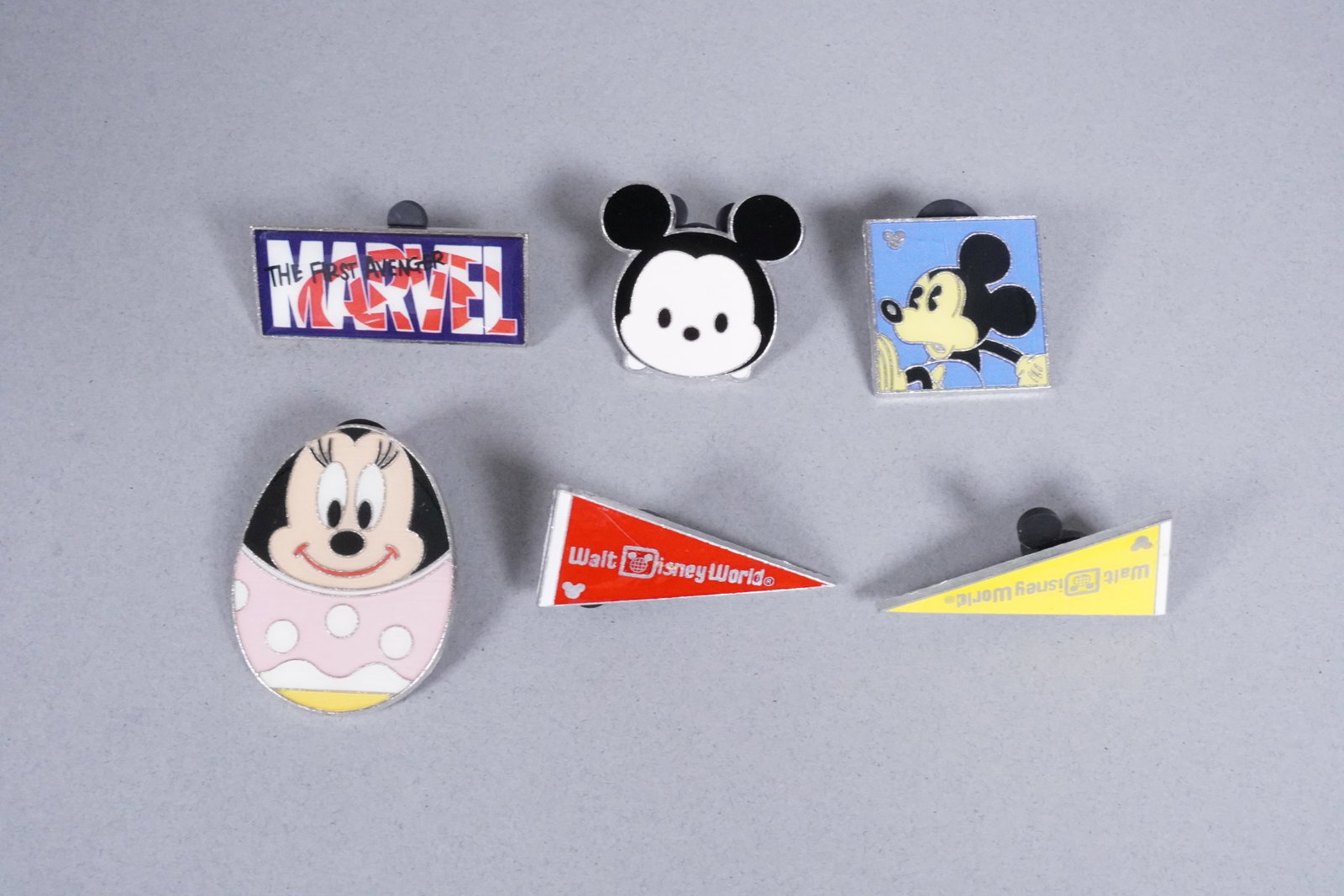 Lots Disney pins - 3