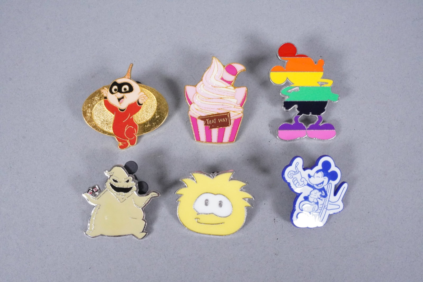Lots Disney pins - 4