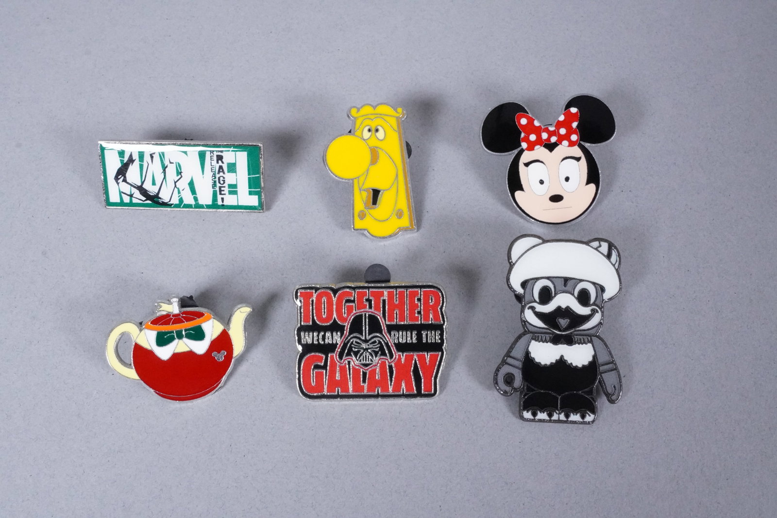 Lots Disney pins - 5