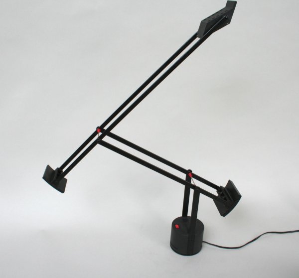 Artemide Tizio Table Lamp: Designed by Richard Sapper for the Museum of Modern Art New York, black finish,U.S. Patent number 3.790.773, together with original brochure. Condition: good.