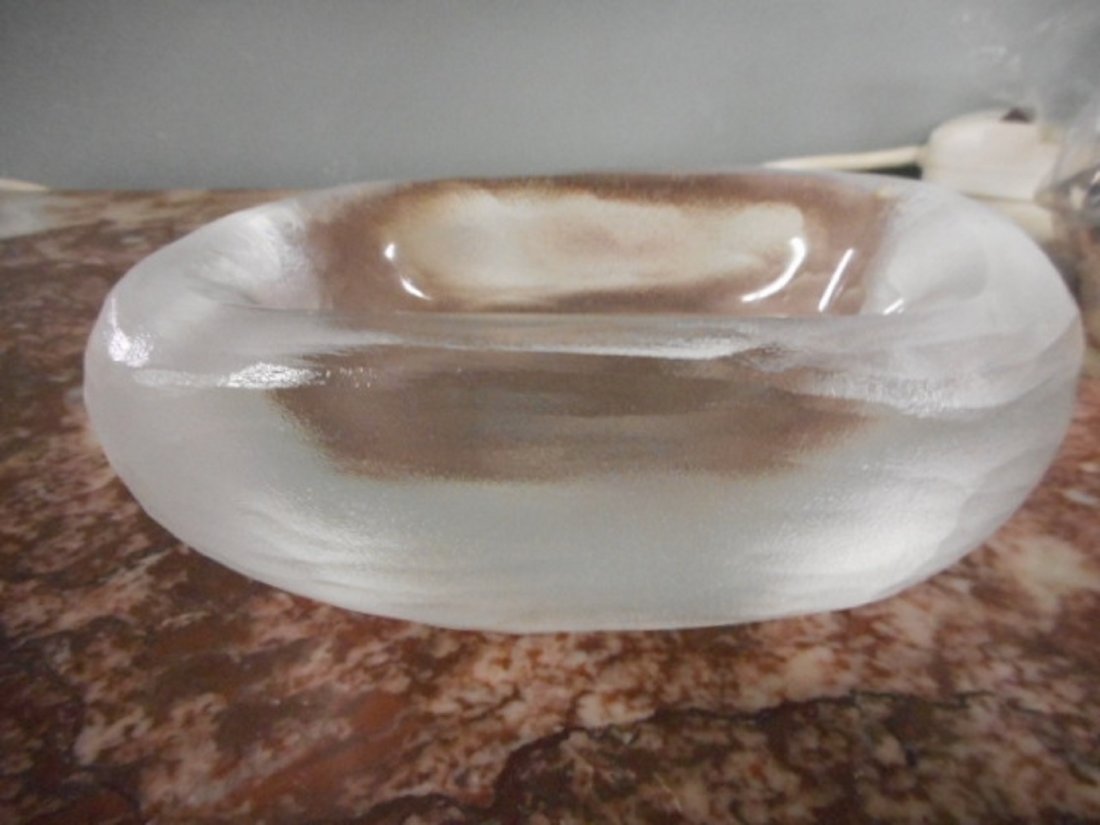 ORREFORS ICEBERG ART GLASS BOWL BY VICKE LINDSTRAND: ORREFORS ICEBERG ART GLASS BOWL BY VICKE LINDSTRAND RARE,SIGNED! ORREFORS ICEBERG ART GLASS BOWL BY VICKE LINDSTRAND RARE,SIGNED! L 2253-411no damage beautiful from deceased estate see pics 6 1/2" wid
