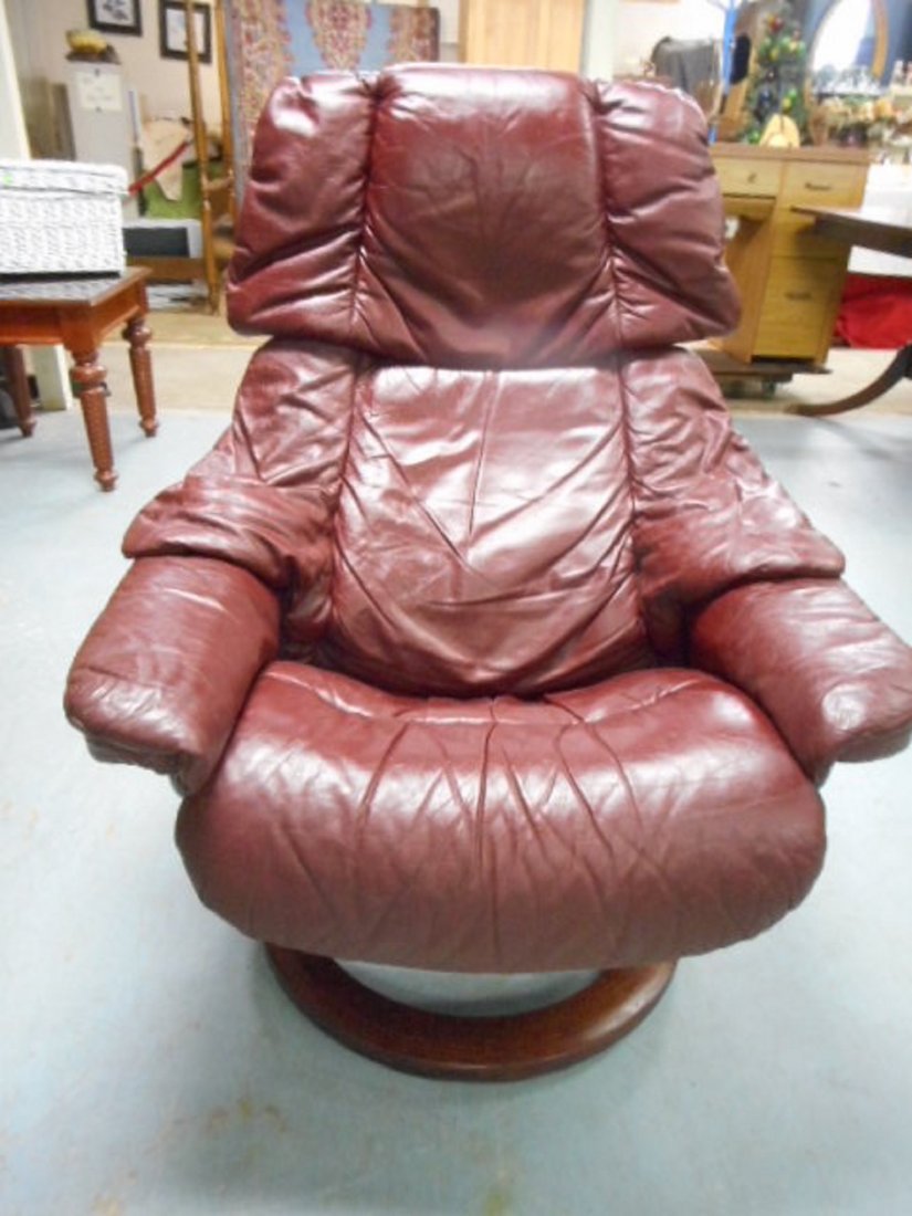Vintage Ekornes Reno Stressless leather Recliner bordea: Vintage mid century Ekornes Reno Stressless leather Recliner bordeauxVintage Ekornes Reno Stressless leather Recliner bordeaux pre owned no ottoman extra pillowing gives maximum ease and comfort,condi