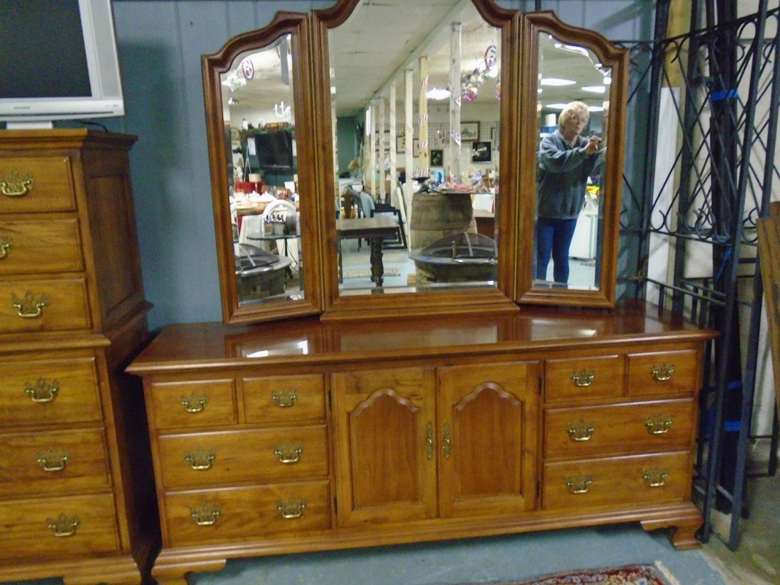 Vintage Thomasville Triple Dresser W tri Fold Mirror