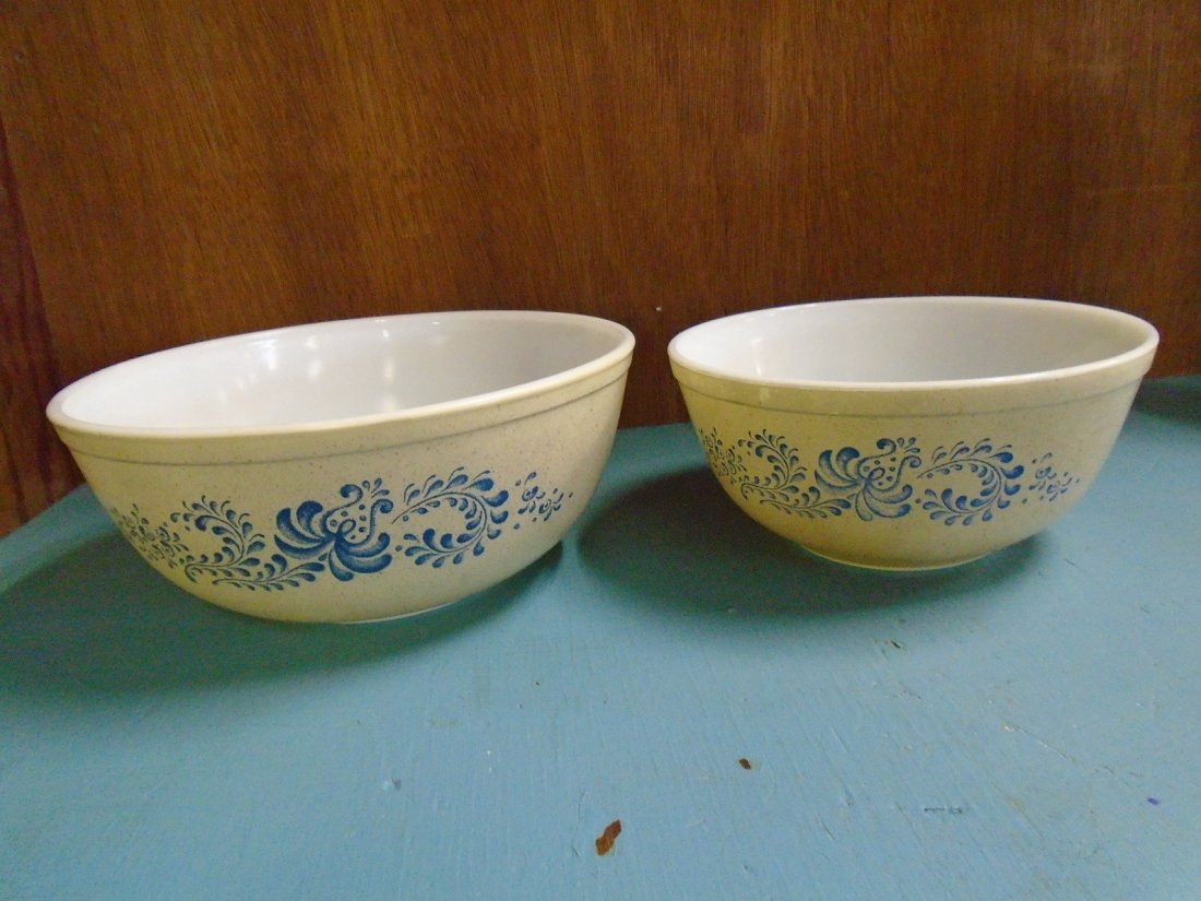 2 Vintage Pyrex Bowls: 2 vintage pyrex bowls in excellent condition 4 quart and 2.5 see pics from estate