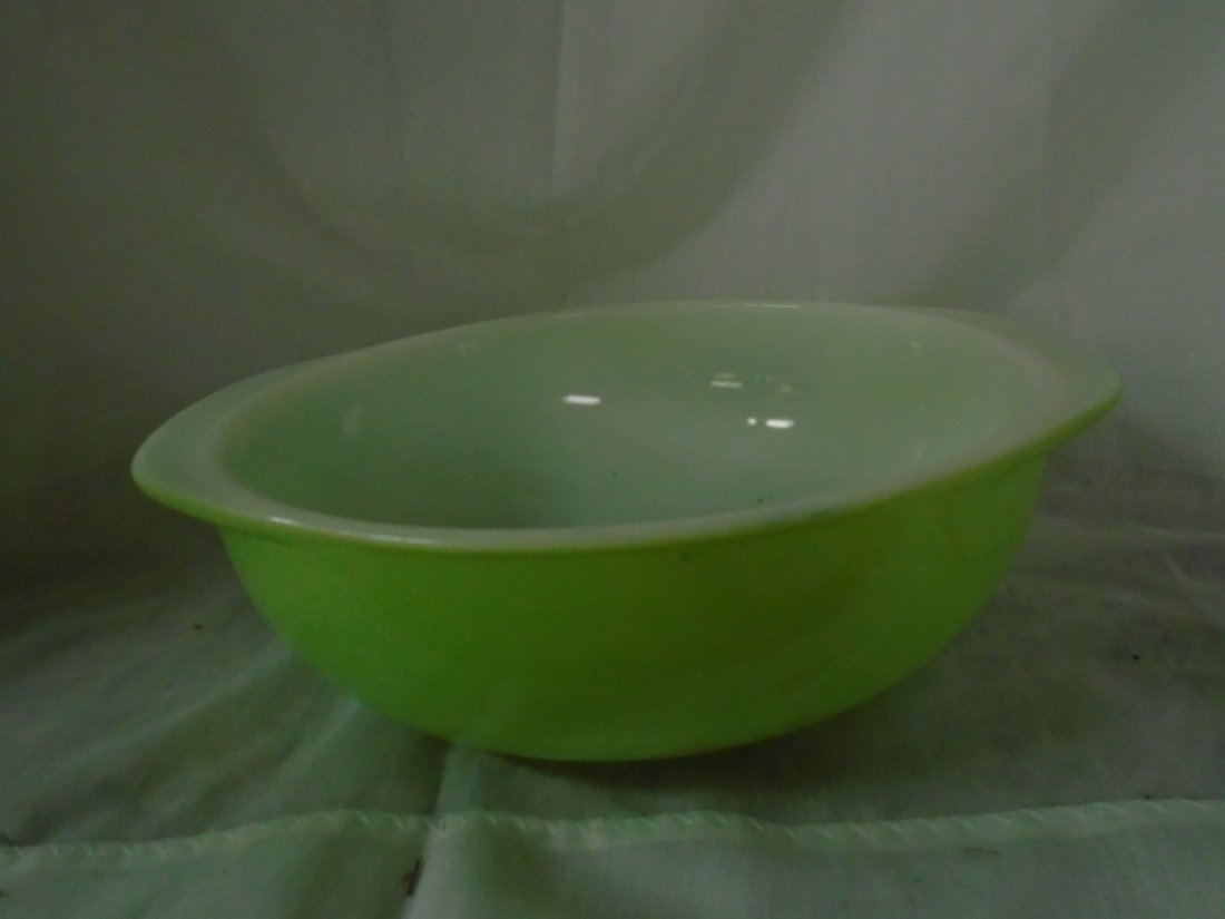 2 Quart Lime Green Pyrex Bowl 024: 2 Quart Lime Green Pyrex Bowl 024 no damage see pics