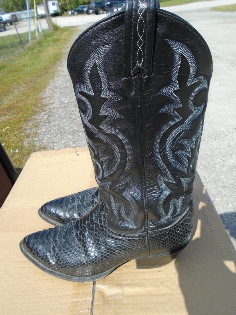 Tony Lama Mens 8 D Cowboy Boots 8701 black: Tony Lama Mens 8 D Cowboy Boots 8701 blackregistration 428498073 v good condition see pics