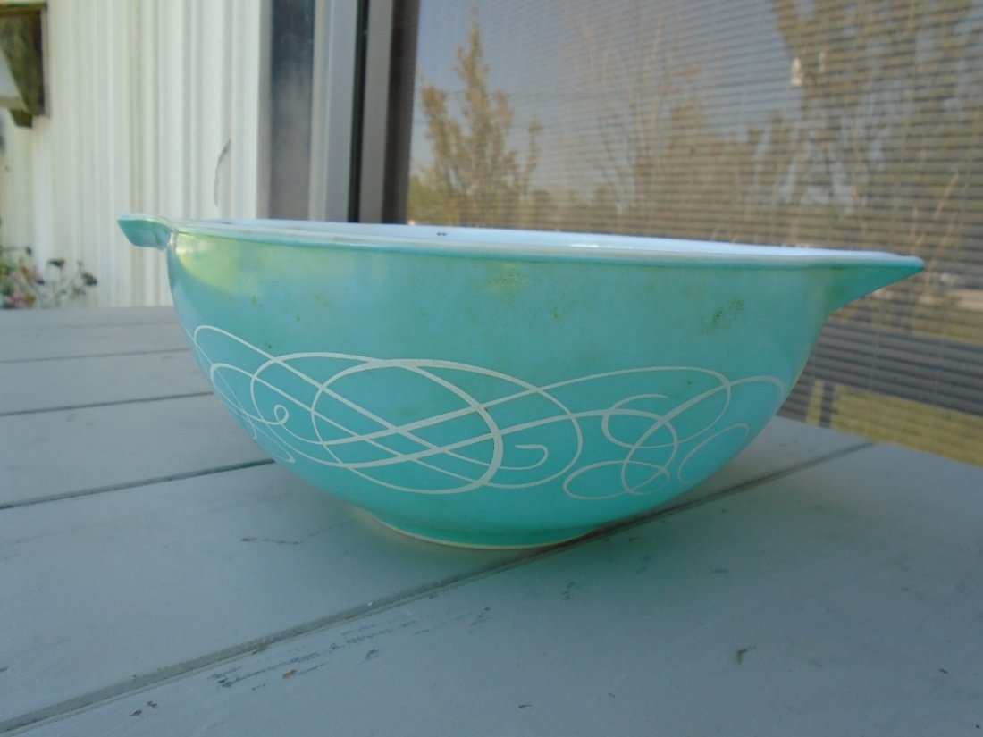 PYREX #443 CINDERELLA BOWL TURQUOISE SCROLL 2-1/2 qt.: PYREX #443 CINDERELLA BOWL TURQUOISE SCROLL 2-1/2 qt.