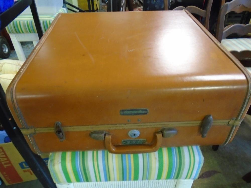 Mid Century 1950's Samsonite luggage: Mid Century 1950's Samsonite luggage 1950's Samsonite luggage see pics from estate in good condition one lock top is missing but still closes, inside looks good outside scuffs,see all pics i took clos