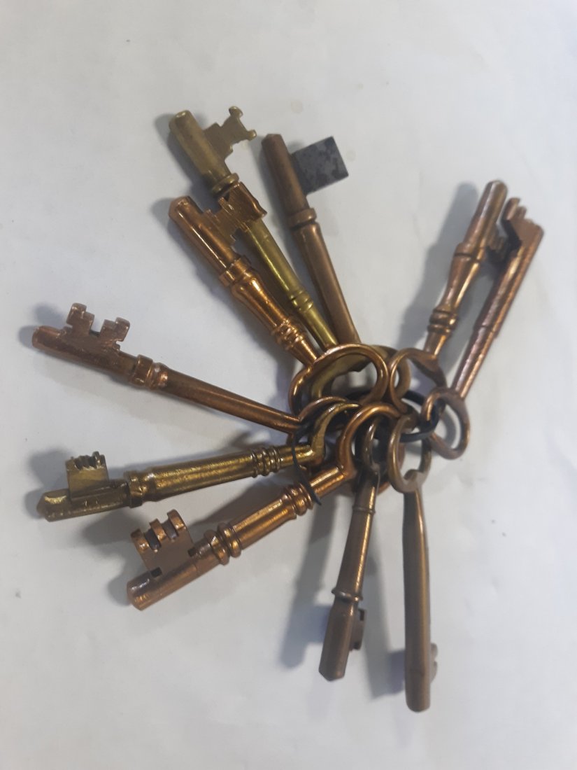 huge skelton key lot of 10 keys large 3" ++: great lot of vintage and antique skelton key total of 10 for 1 bid approx 3" long on each see pics