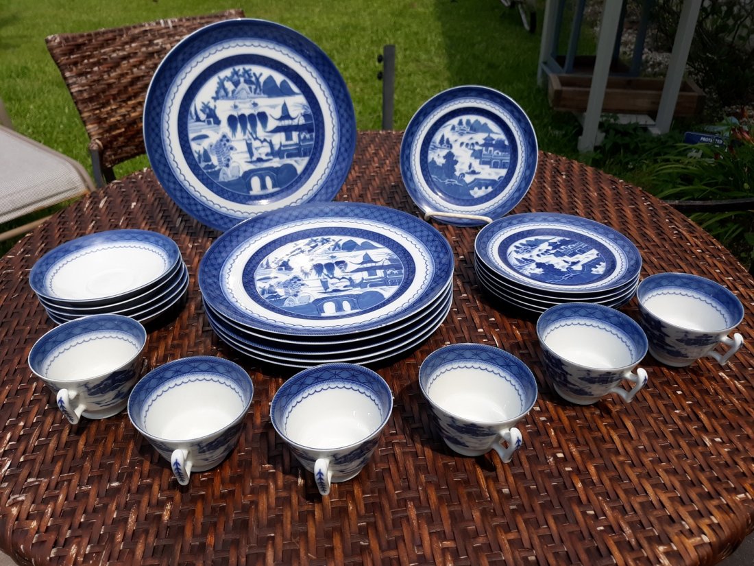 Mottahedeh Vista Alegre Blue Canton Dinnerware 23 pcs: gorgeous set of mottahede blue canton vista alegre dinnerware with 23 pieces vista alegre 6 dinner pates 10 1/4" 6 lunch plates 7 1/4" 6 tea cups 5 saucers all are in like new condition I do not see a