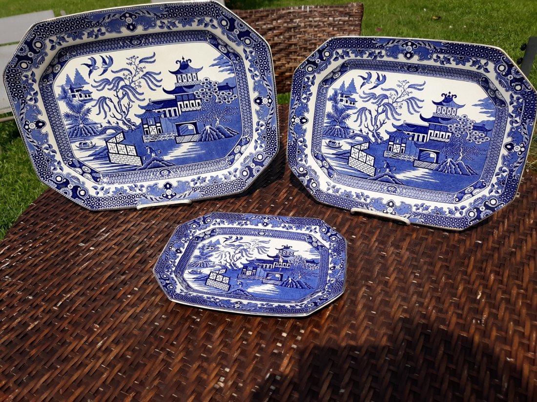 antique blue willow burleigh England platter set: set of 3 gorgeous antique blue willow ware burleigh England platter set10" , 13 1/4" and 15 1/2" width all with gold gilded banded edges all in very good condition see pics