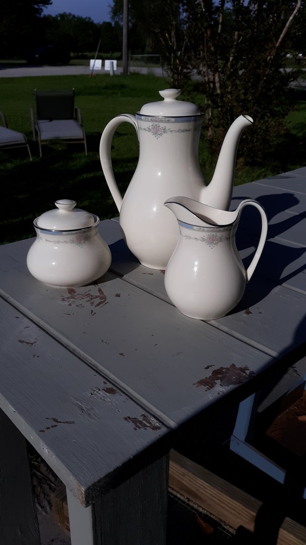 Vtg Royal Doulton LISA Coffee Pot,Sugar,Creamer china: Vintage Royal Doulton LISA Coffee Pot,Sugar,Creamer Bone China England all in excellent condition no chips no cracks look like they have never been used H5154 lisa pattern 1989 all marked on bottom se