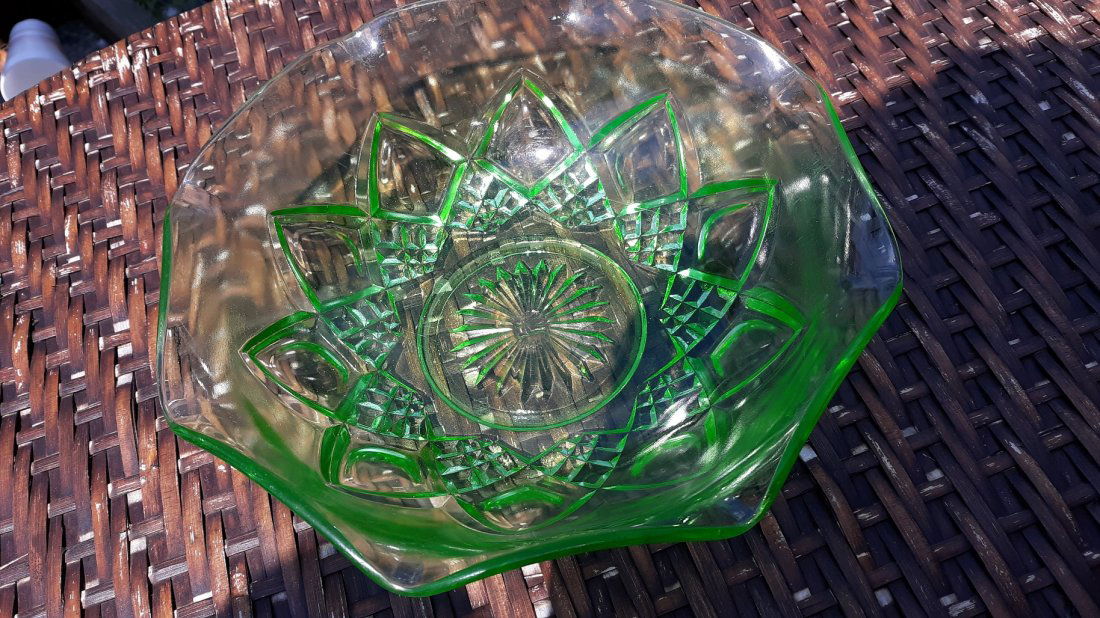 Green Vaseline Glass Bowl Anchor Hocking Beautiful! (1 of 3)