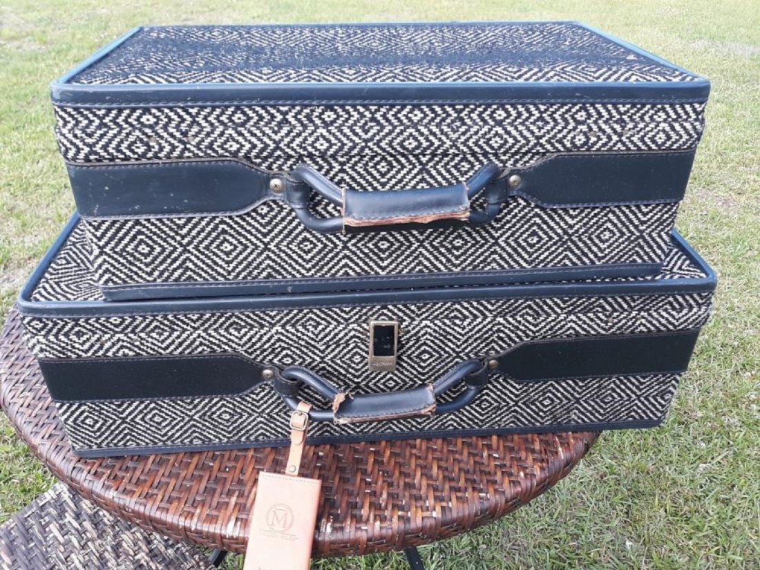 Nice Mid Century estate fresh hartmann luggage 2 pc se: Nice Mid Century estate fresh hartmann luggage 2 pc set in good used condition all latches work and button side,closures too. 19 1/2" x 25" x 8" big one 13" x 21" x 7 1/2" smaller one see pics
