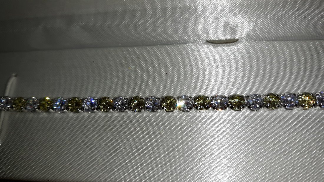 4.66 Ct White And Yellow Sapphire Tennis bracelet: 4.66 Ct White And Yellow Sapphire Tennis bracelet lab created? comes with presentation box, very pretty no damage no marking see pics