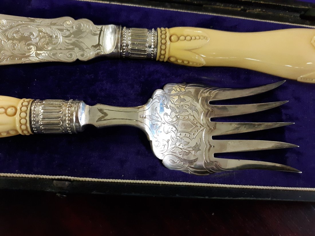 Antique Estate Victorian Silver Fish Serving Set w/orig: Antique Estate Victorian Silver Fish Serving Set w/orig Box with beautifully silverplated tines and Decorated blade, These large serving pieces are very well made with elegant handles. The knife blade