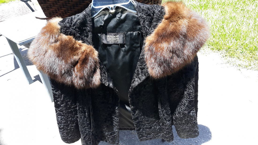 Vintage Bergdorf Goodman Persian lamb wool and fur jack: Vintage Bergdorf Goodman Persian lamb wool and fur jacket, M/L in good condition i did see a small tear in the inside by the neck area, it was probably from the hangar it has no size in it but i tried