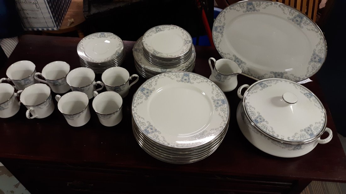 LENOX china WHITE HEATHER pattern 40-pieces SET: LENOX china WHITE HEATHER pattern 40-pieces SET 1 platter 14"1 Vegetable casserole covered dish 10 1/2" from handle to handle8 dinner plates 10 " 1 creamer8 coffee cups8 6" saucers7 6 1/2" bread or de